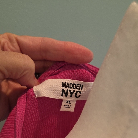 Madden NYC Pink Ribbed Cropped Short Sleeve Top V-point Hem Junior Size XL - Picture 4 of 10